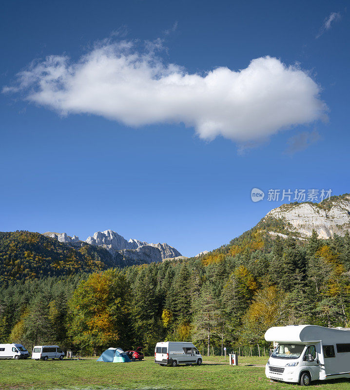 秋天在Valle de Hecho在Selva de Oza露营车露营，